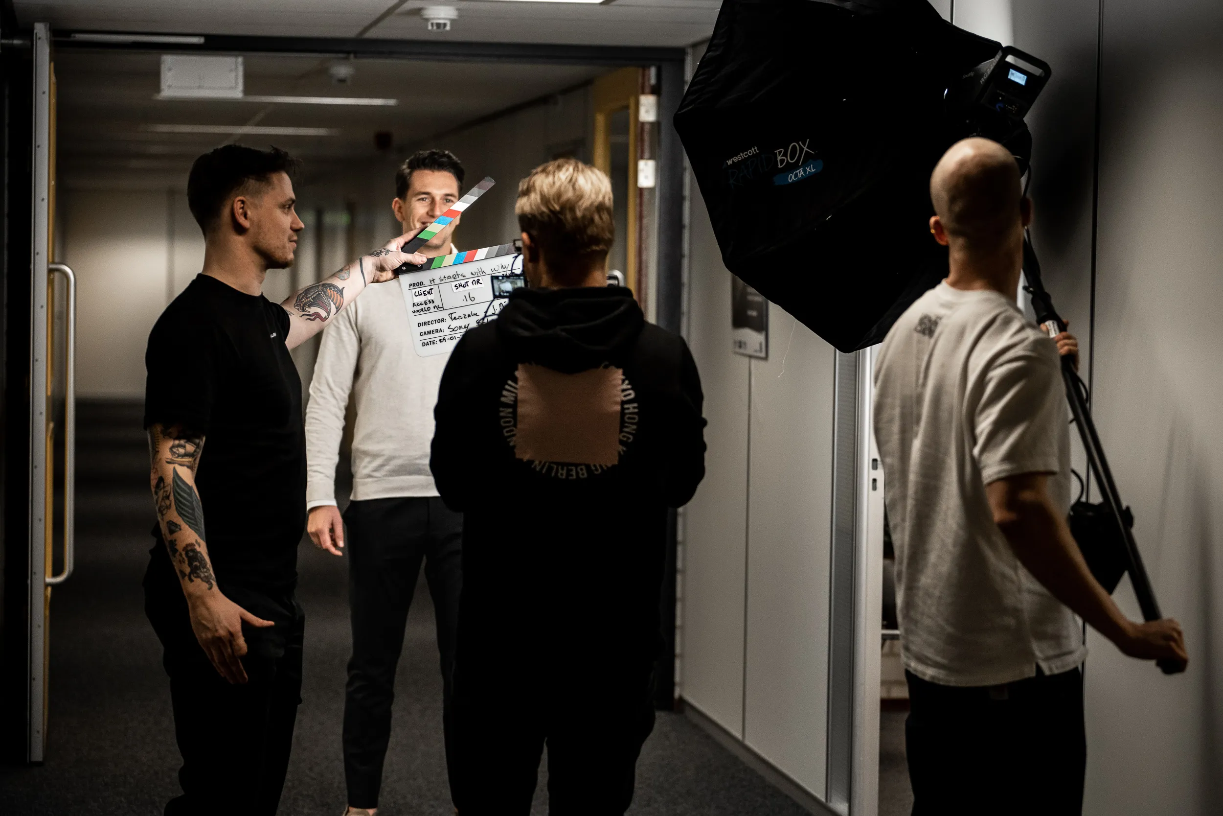 Filmploeg met softbox in een gang tijdens een opname