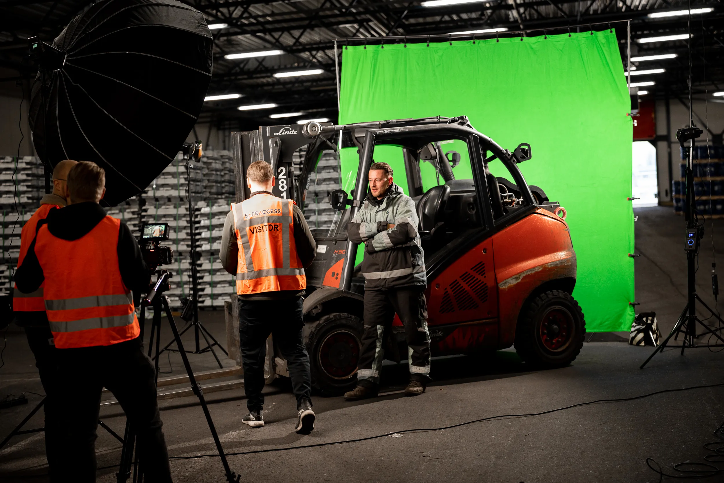 Filmset met green screen en heftruck in een loods