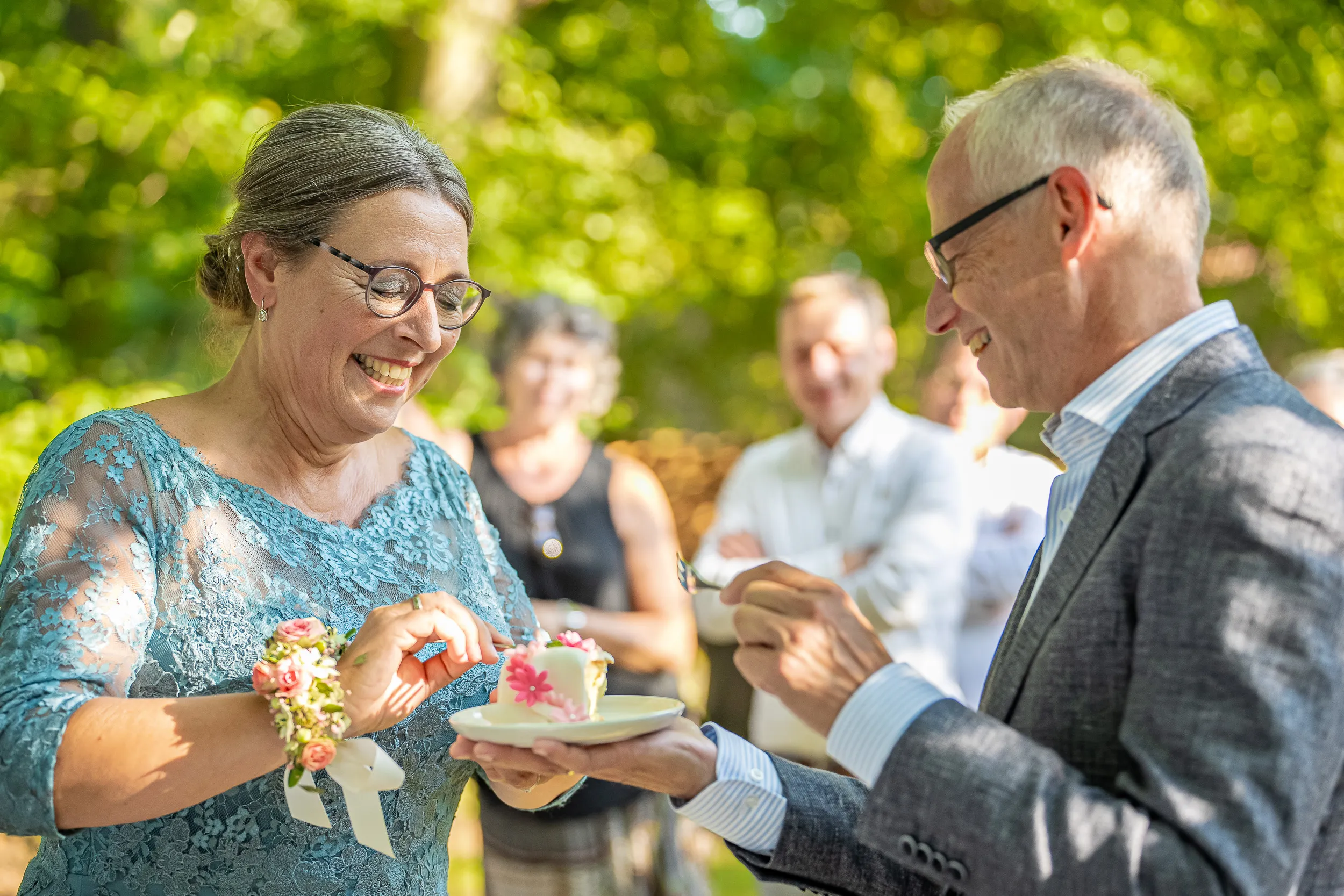 Ben en Patricia proeven lachend van de taart