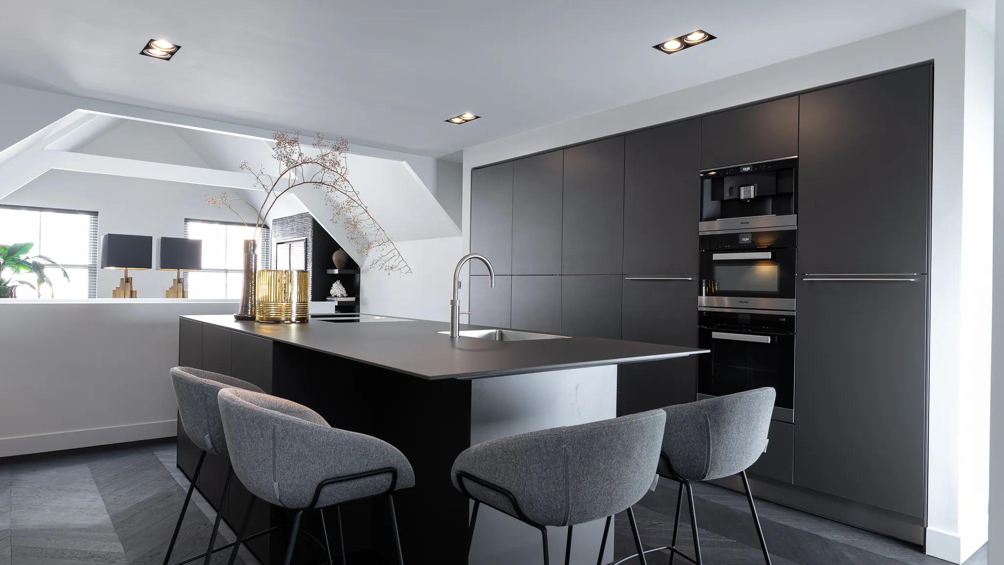 Moderne antraciet keuken met kookeiland