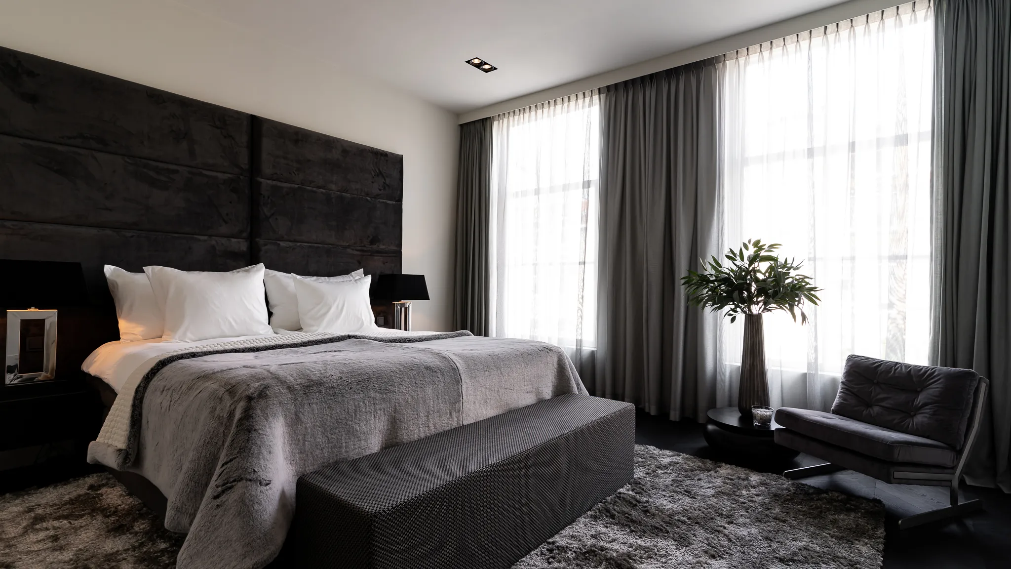 Slaapkamer in donkere tinten met groot bed