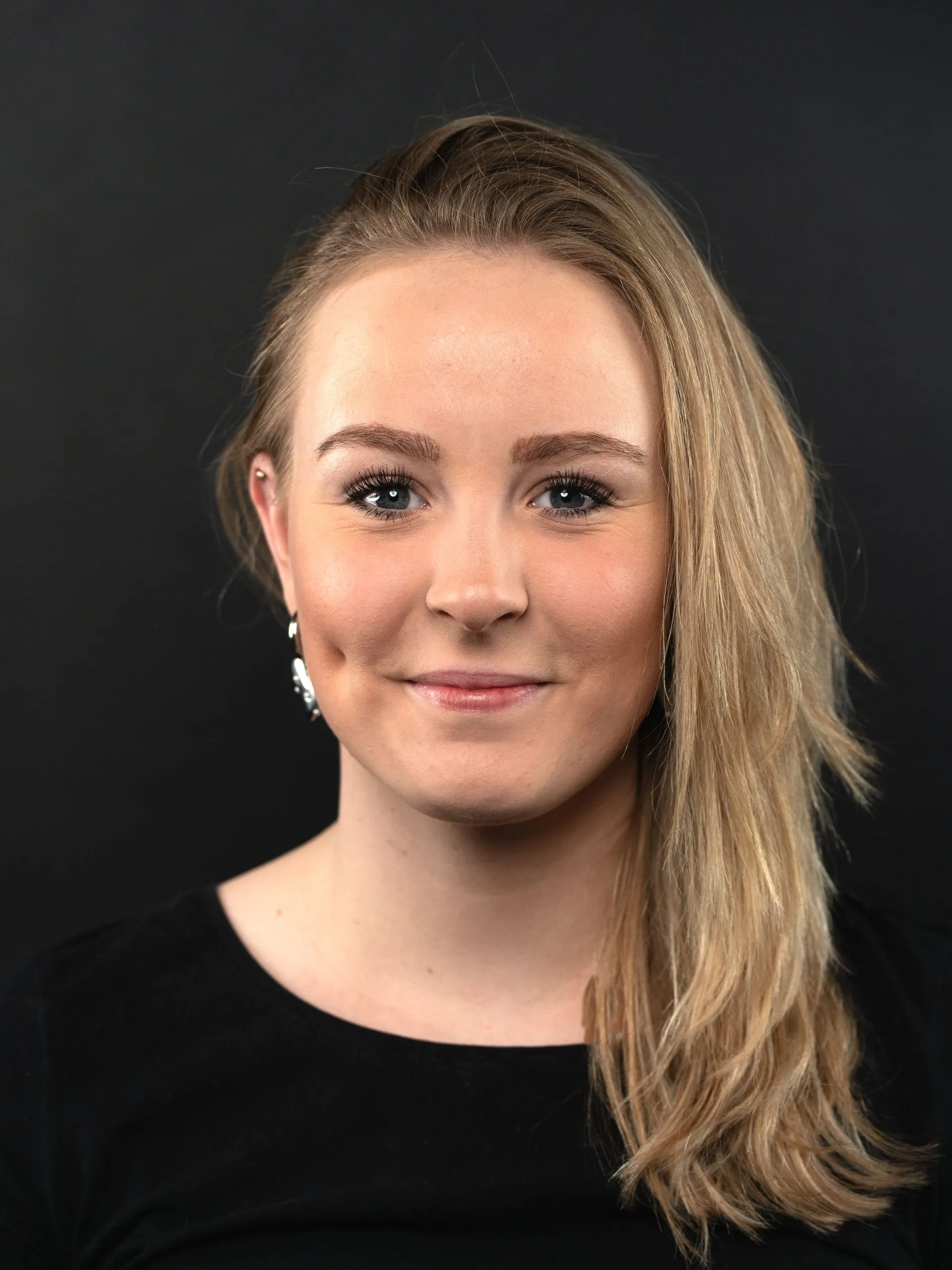 Studioportret van een vrouw op een zwarte achtergrond