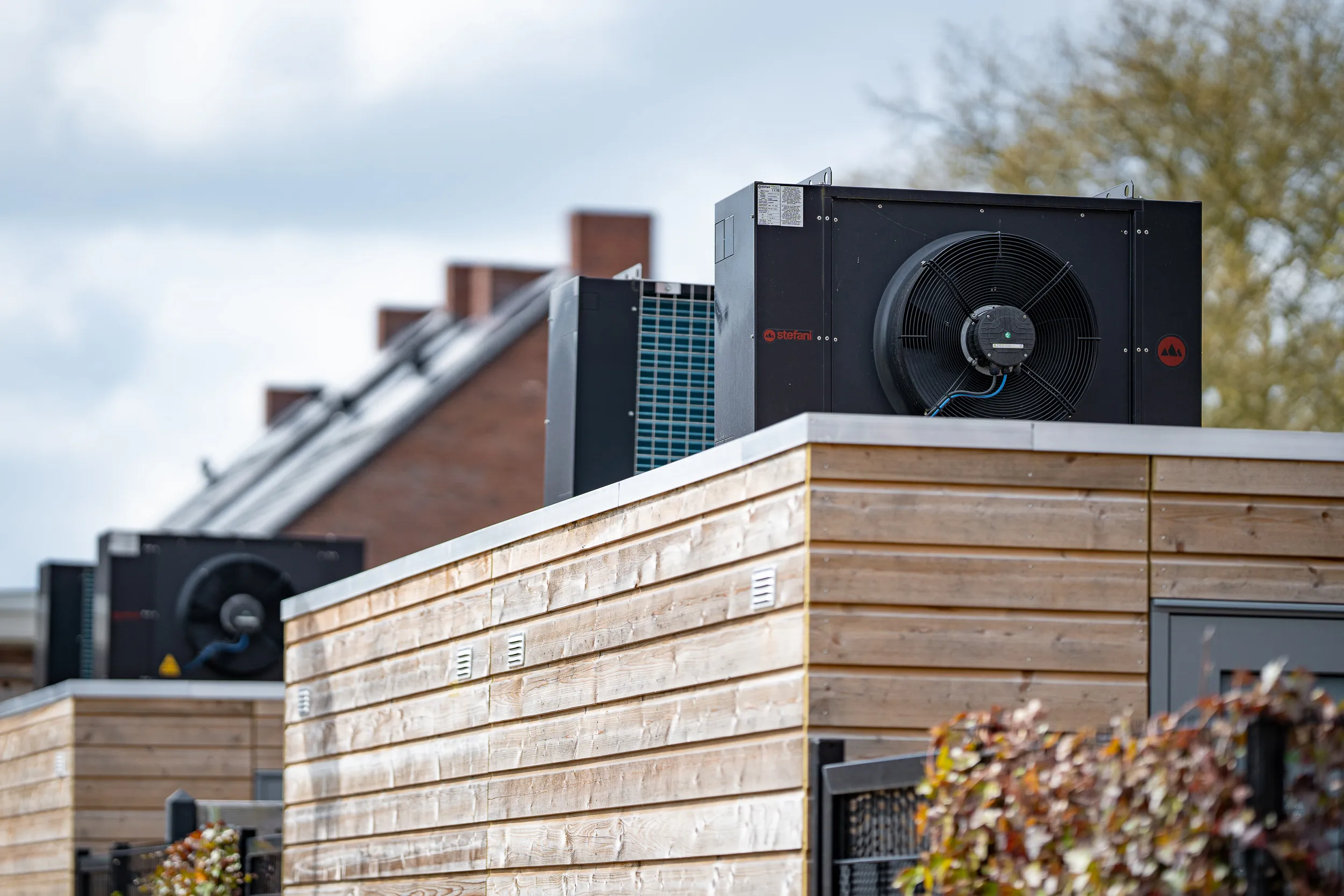 Warmtepompen op een houten dakopbouw