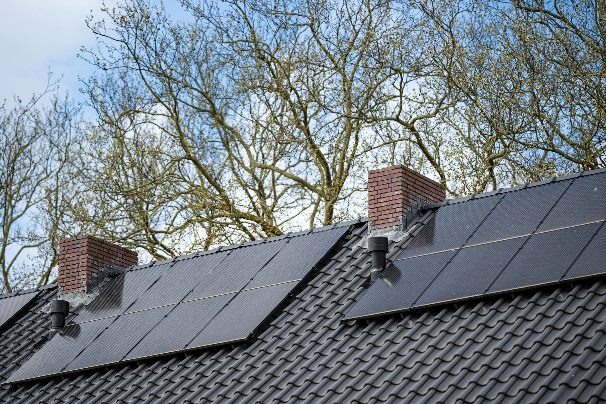 Zonnepanelen op een pannendak