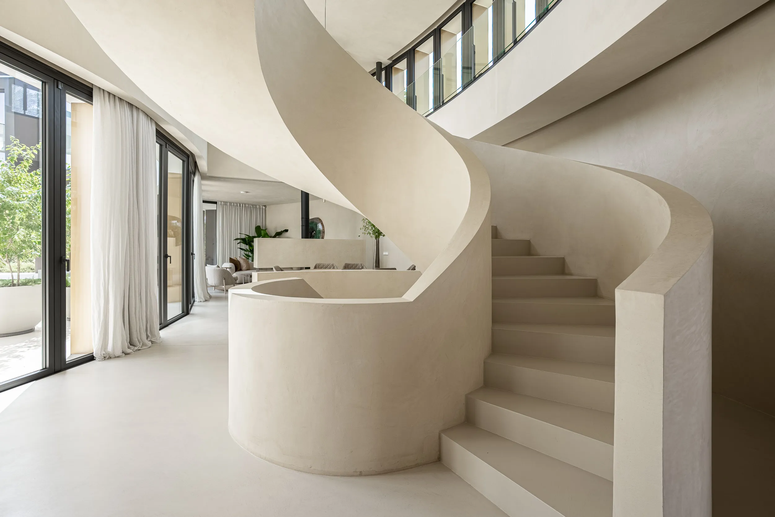 Wenteltrap in een licht, modern interieur