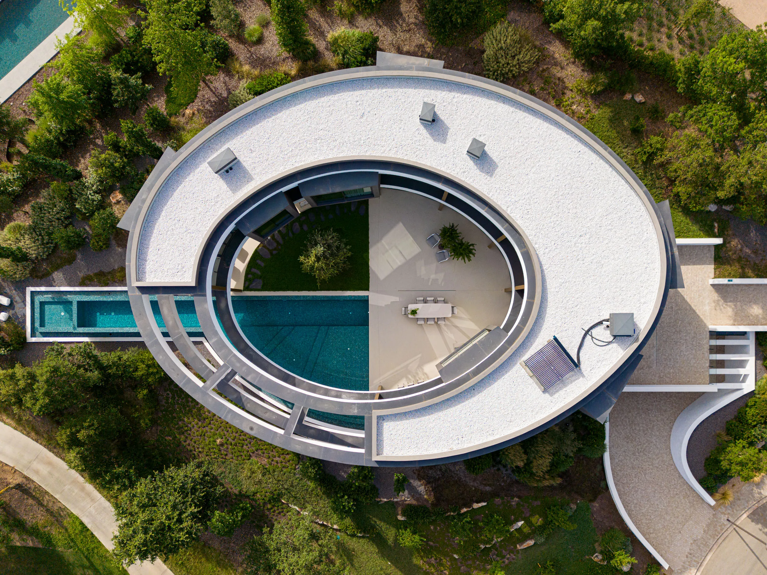 Luchtfoto van het ronde dak en zwembad van de villa overdag