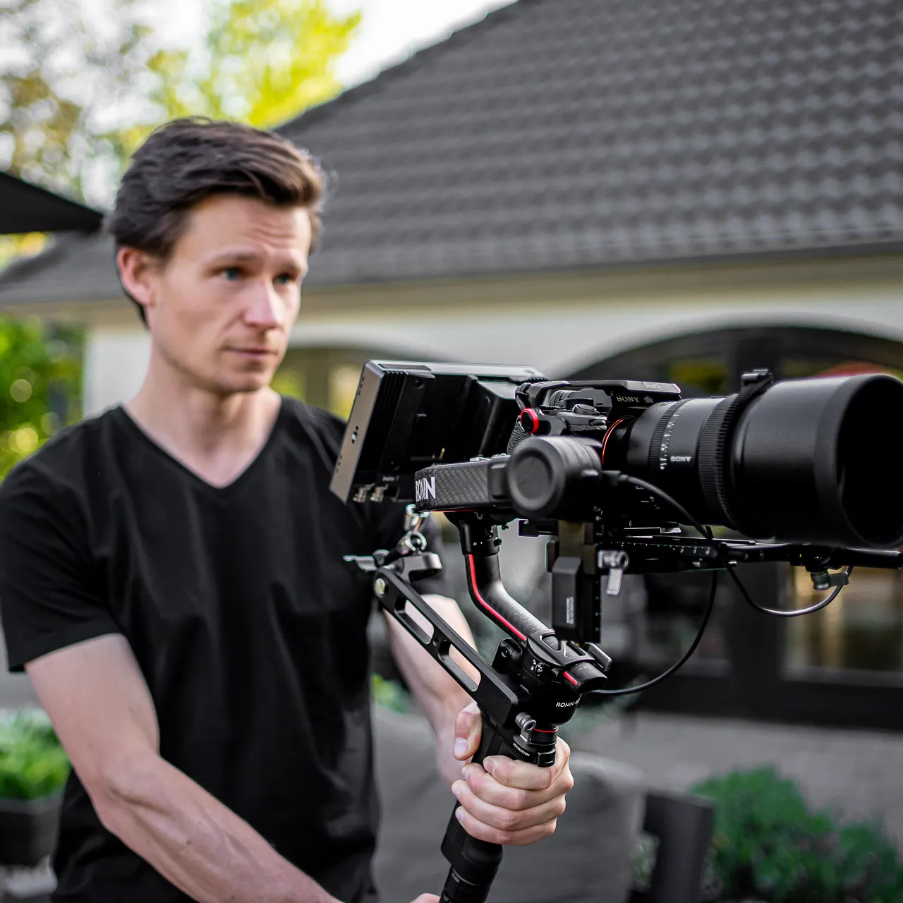 Lars filmt met een camera op een gimbal