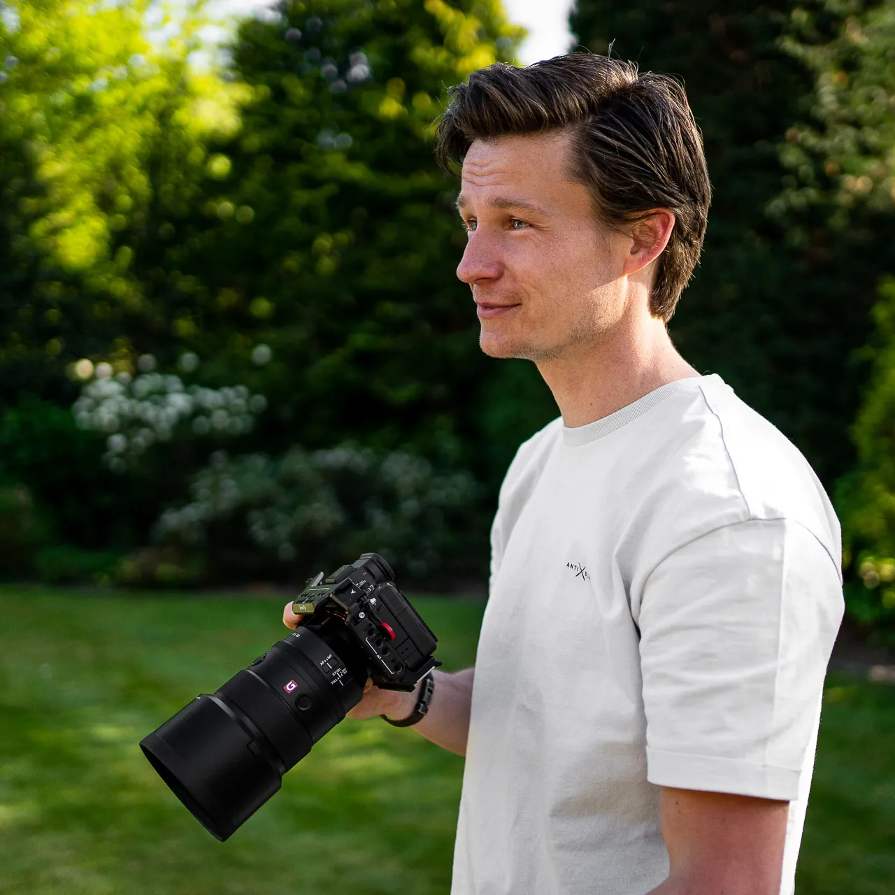 Lars van Riggelen met zijn camera in de tuin