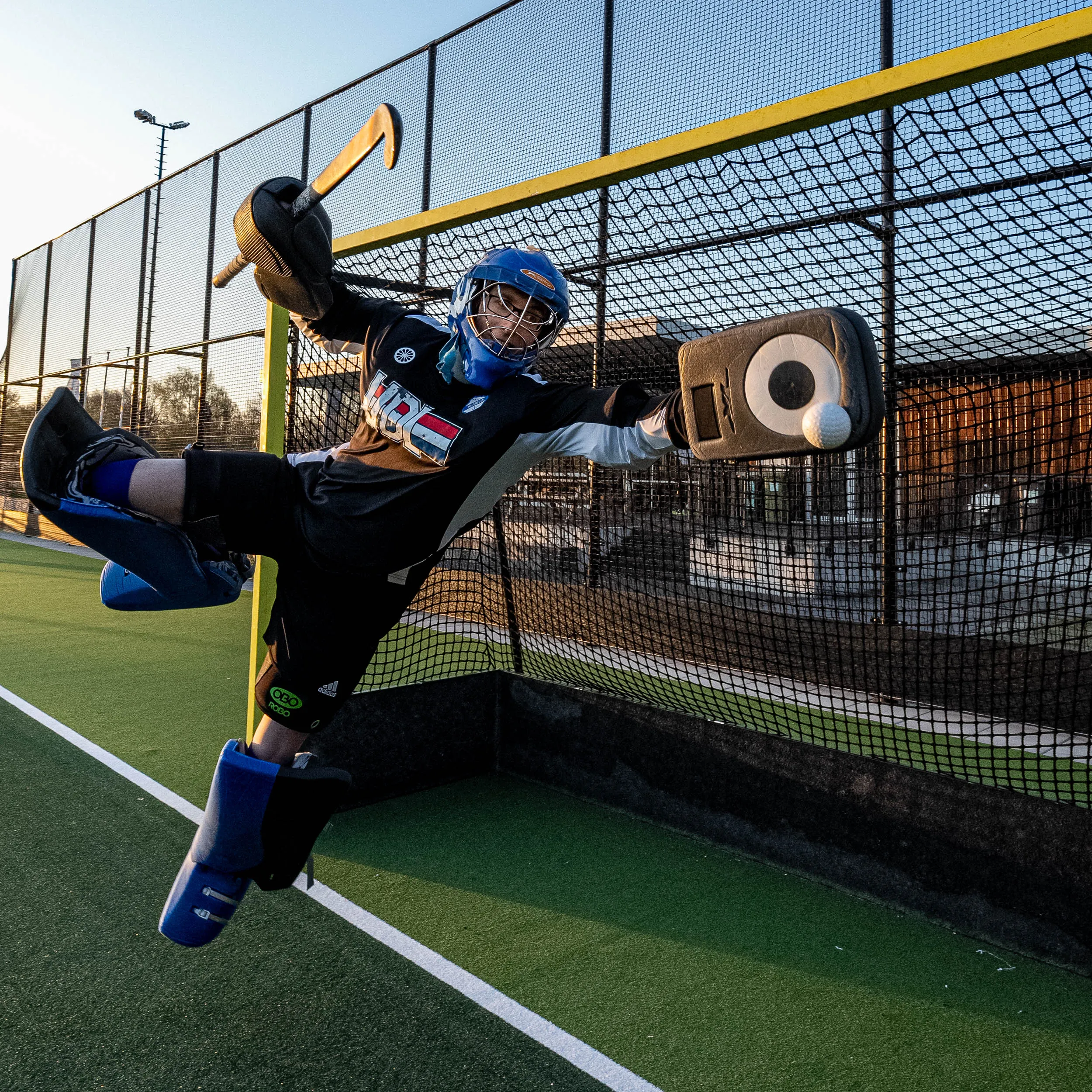 Hockeykeeper duikt voor het doel