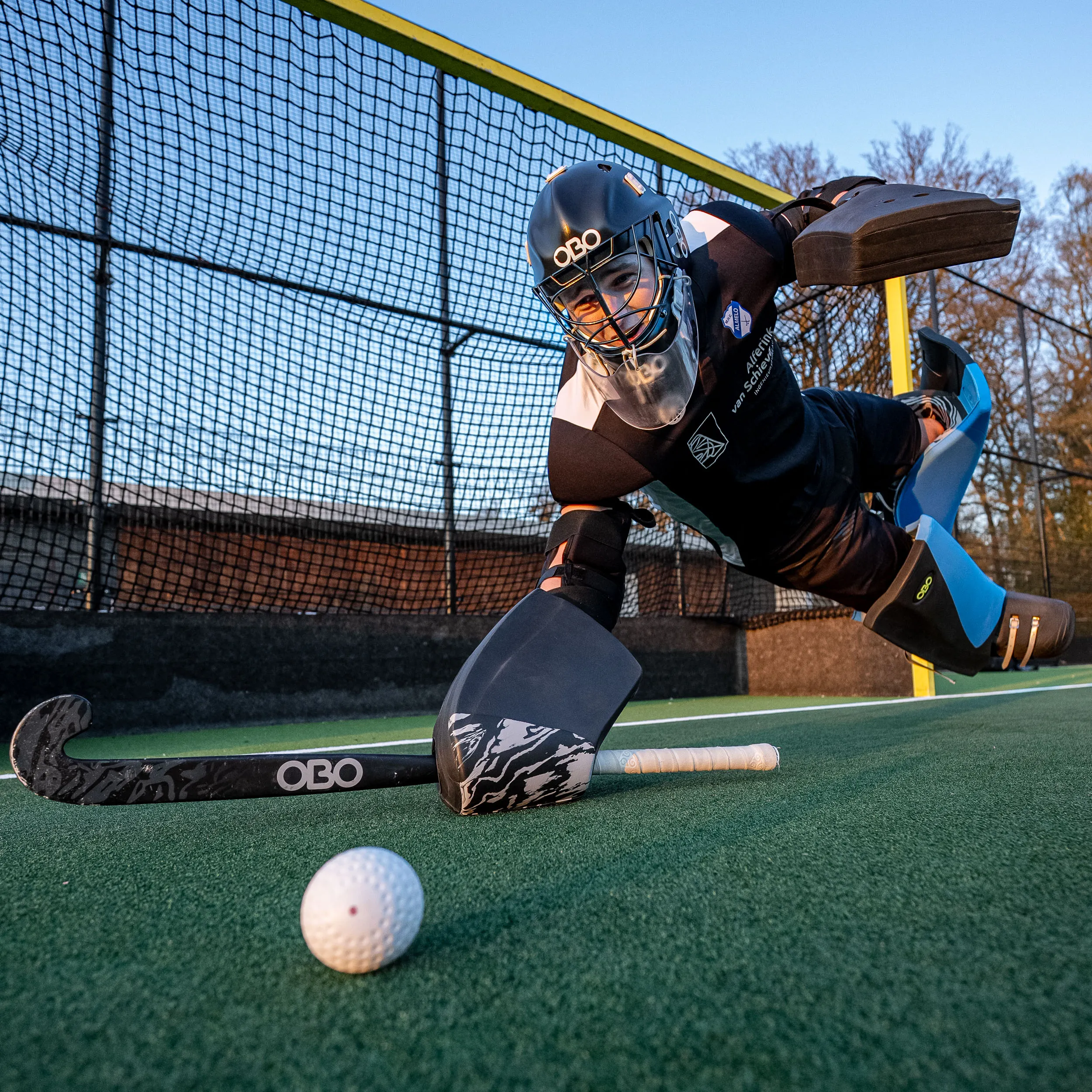 Hockeykeeper duikt naar de bal
