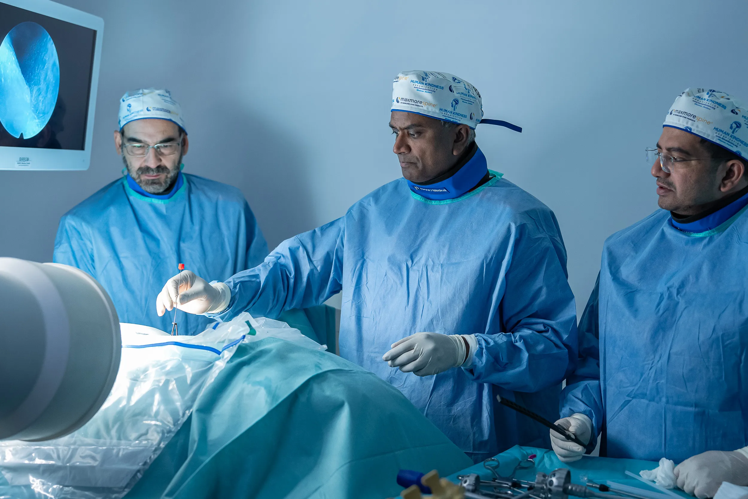 Drie chirurgen tijdens een operatie