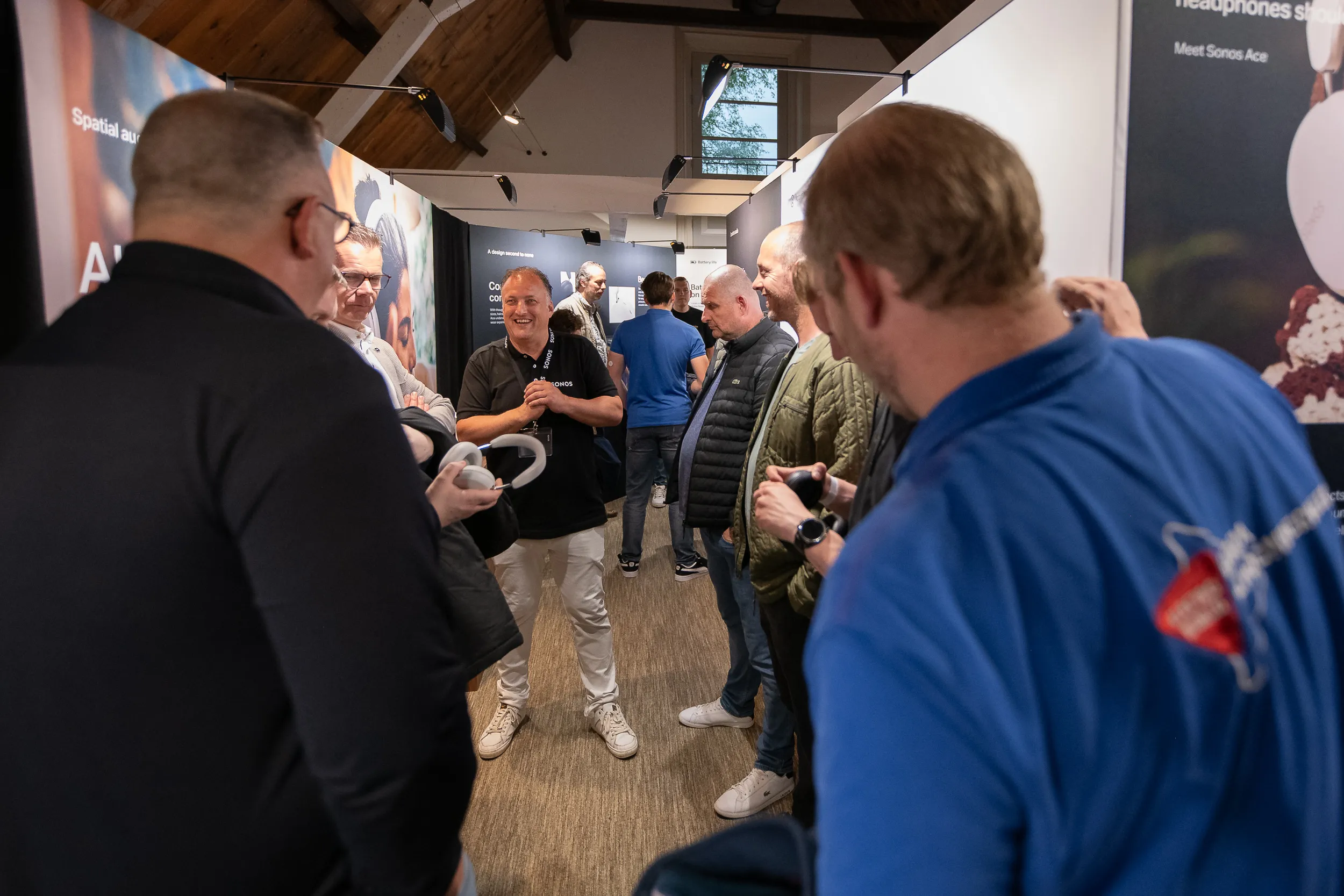 Dealers in gesprek tijdens het Sonos Ace event
