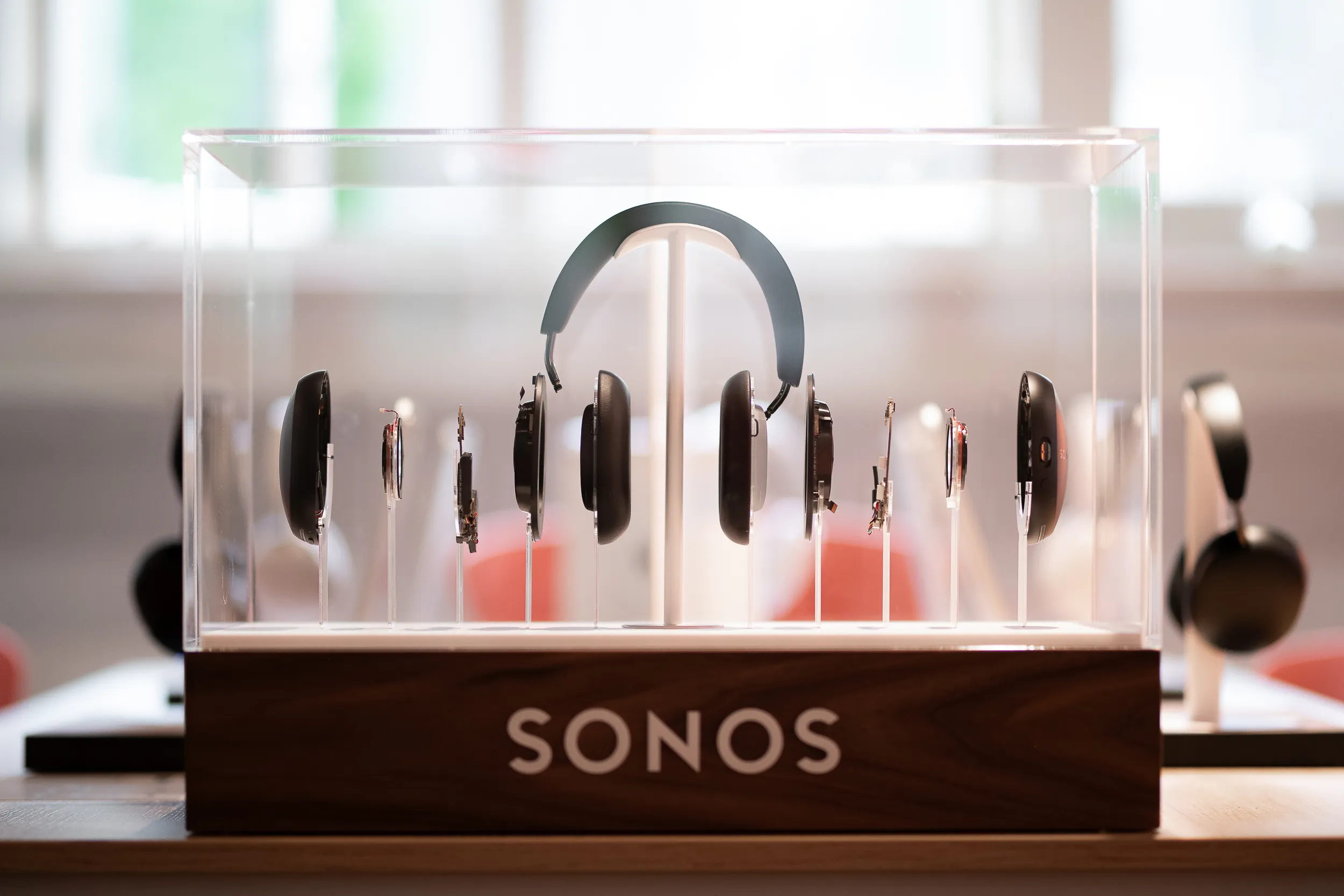 Sonos Ace koptelefoons in een glazen vitrine