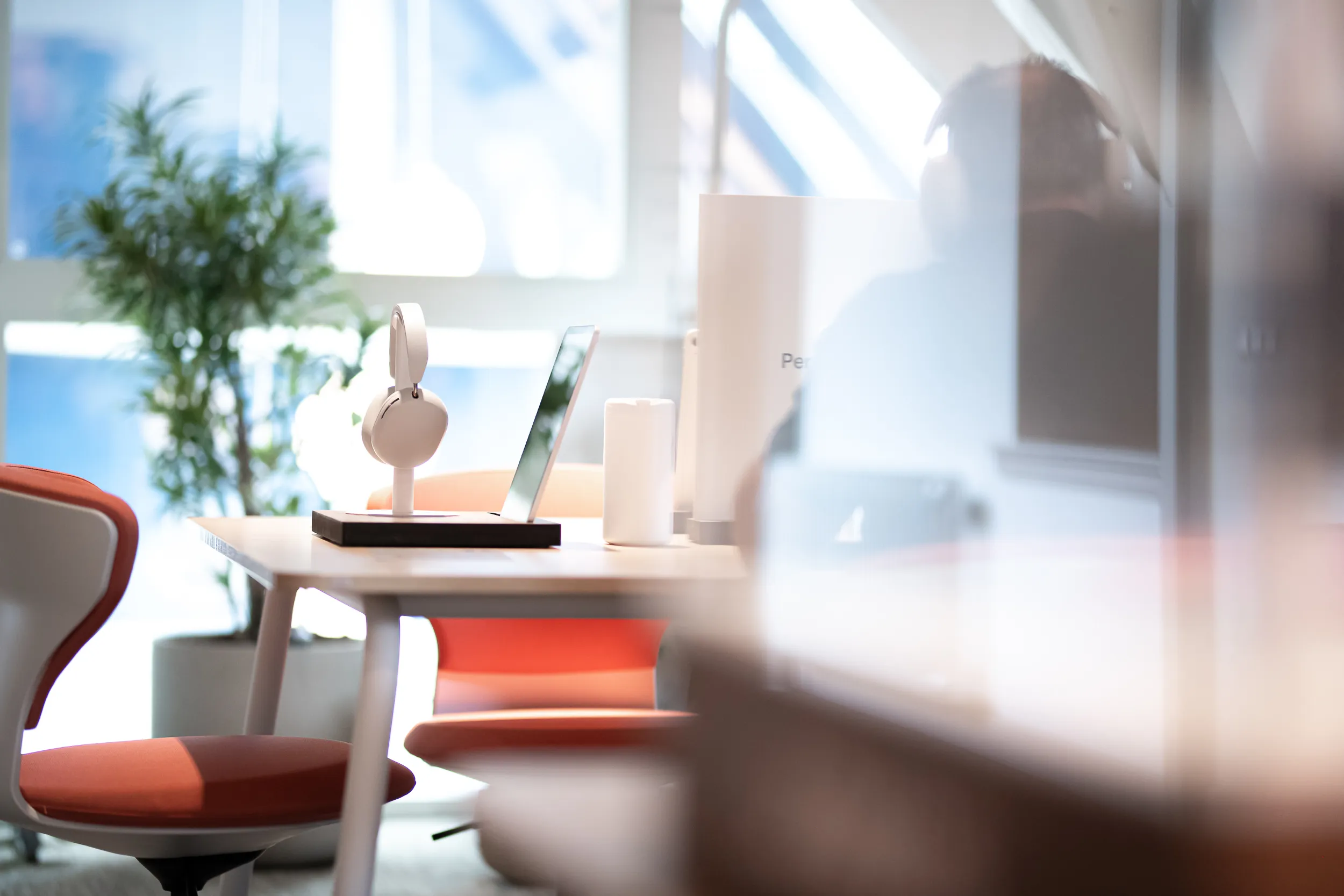 Sonos Ace koptelefoon op een bureau