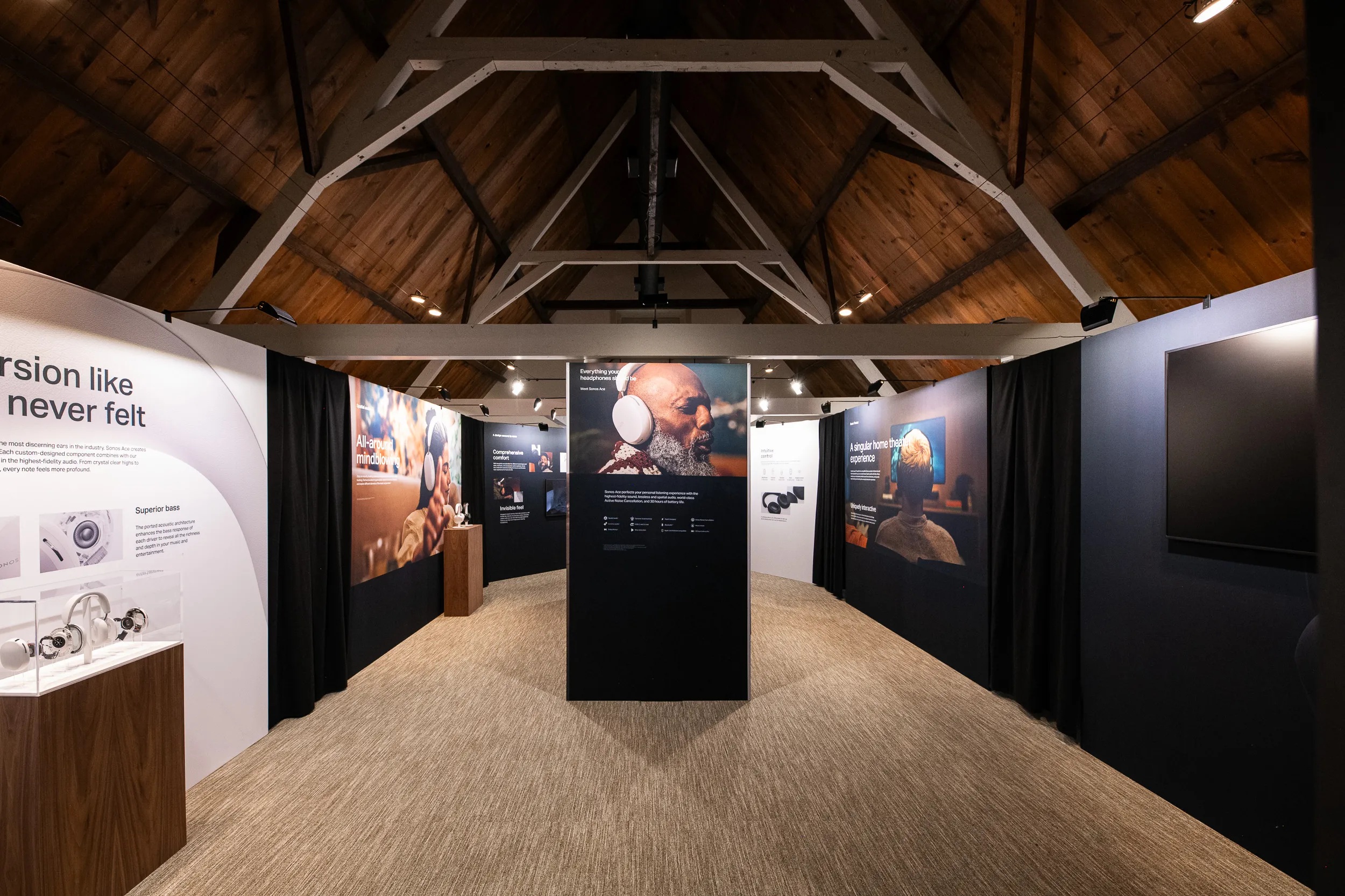 Expositieruimte van het Sonos event onder een houten dak