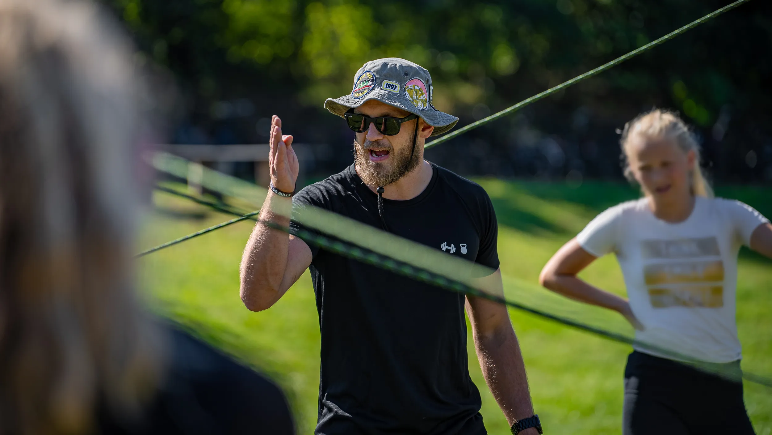 Trainer geeft instructies tijdens een rugbytraining