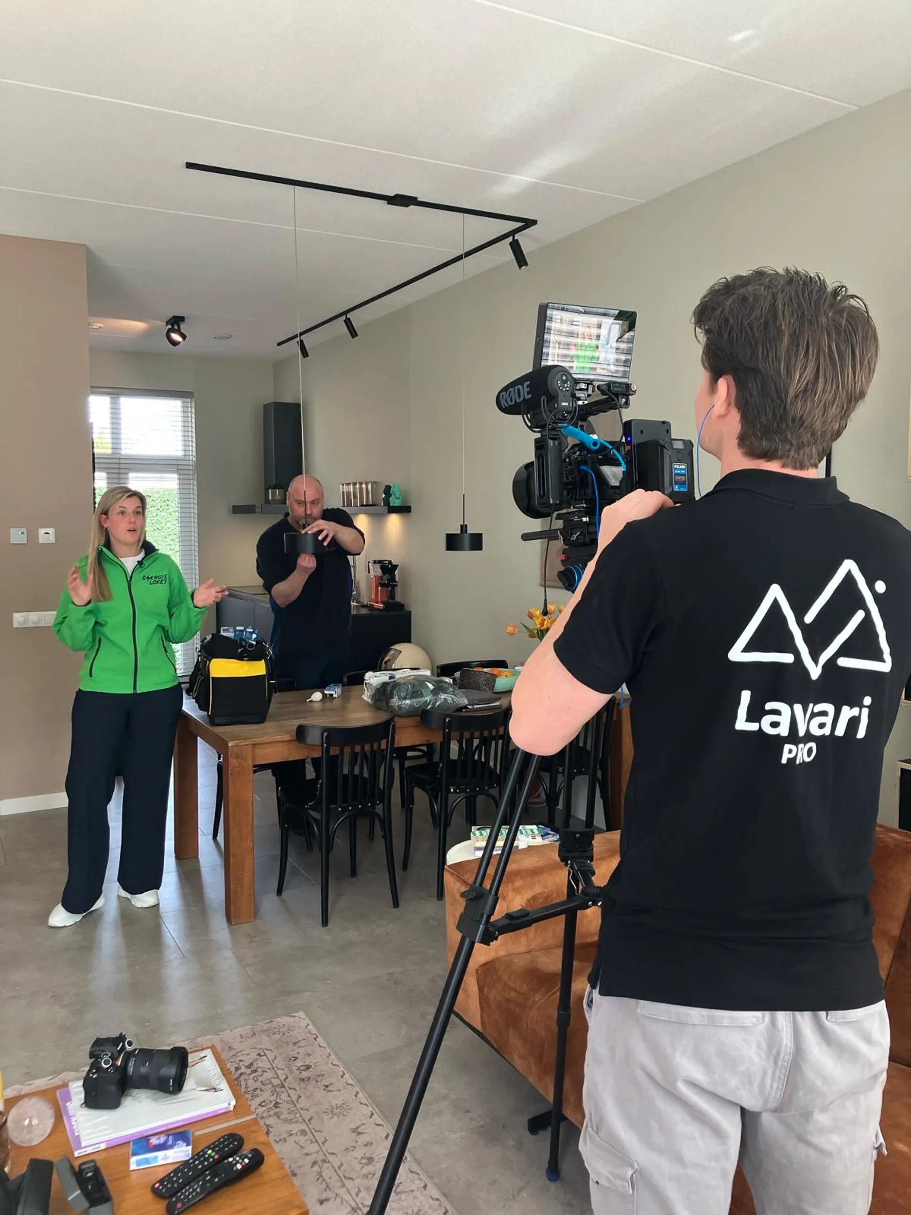 Lavari Pro filmt een interview in een woonkamer